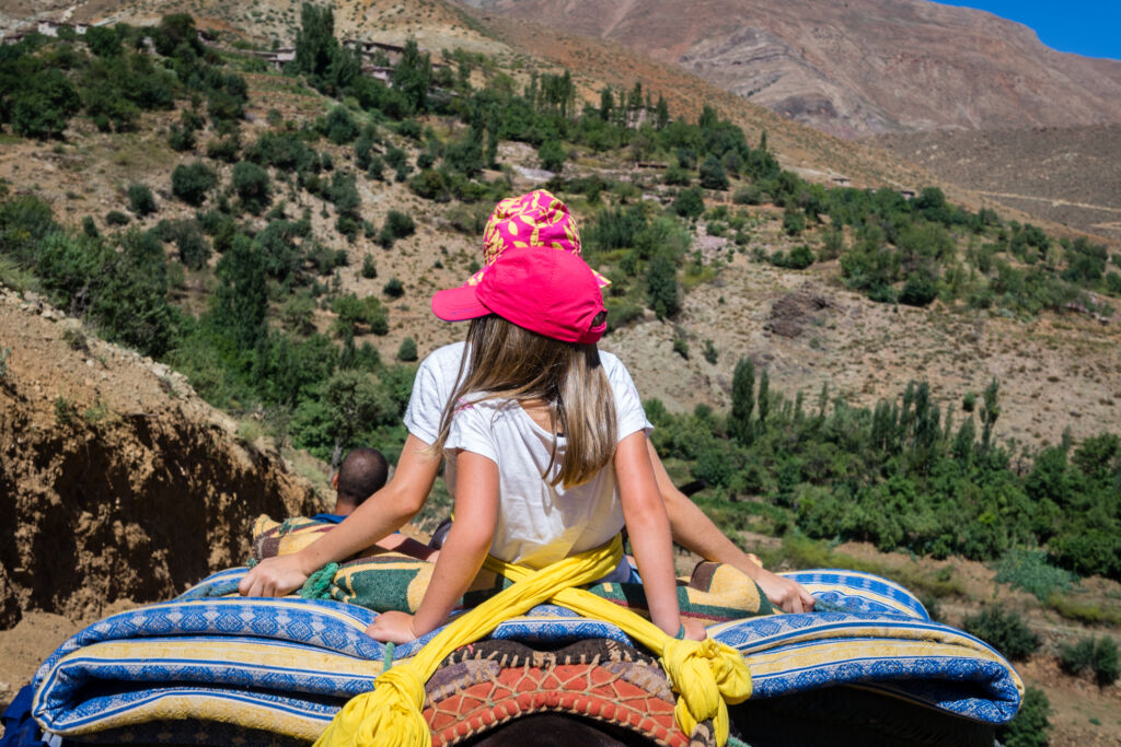 Voyage famille en pays berbère avec séjour dans un ecolodge de charme, balades à dos d’âne, baignades, canyoning, souk et rencontres avec les familles berbères.